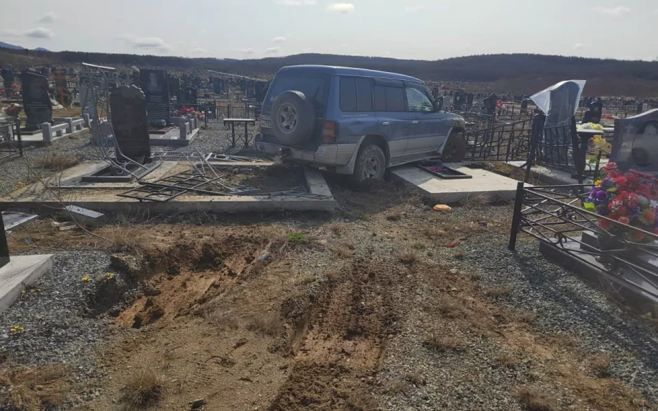 В Южно-Сахалинске водитель на местном кладбище разрушил несколько могил