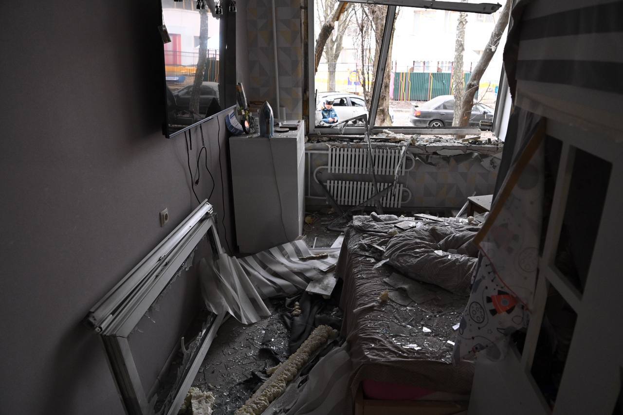 ВСУ нанесли удар по многоэтажному жилому дому в Токмаке
